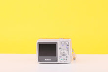 Load image into Gallery viewer, Nikon Coolpix L4 Compact Digital Camera