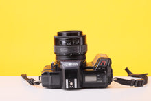 Load image into Gallery viewer, Minolta 5000 AF 35mm Film SLR Camera with Sigma 35–70mm Zoom Lens
