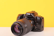 Load image into Gallery viewer, Minolta Dynax 500si 35mm Film Camera with Minolta Zoom 70-210mm Lens