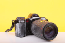 Load image into Gallery viewer, Minolta Dynax 7000i 35mm SLR Film Camera with Sigma 70–300mm f/4–5.6 DL Macro Super Zoom Lens