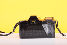 Load image into Gallery viewer, Minolta Dynax 7000i 35mm SLR Film Camera with Sigma 70–300mm f/4–5.6 DL Macro Super Zoom Lens