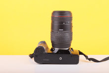 Load image into Gallery viewer, Minolta Dynax 7000i 35mm SLR Film Camera with Sigma 70–300mm f/4–5.6 DL Macro Super Zoom Lens