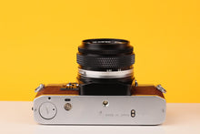 Load image into Gallery viewer, Olympus OM10 35mm Film Camera with Zuiko 50mm f1.8 Prime Lens Burgundi