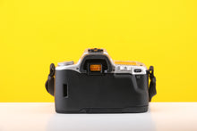Load image into Gallery viewer, Minolta Dynax 404si 35mm Film Camera with Minolta 28-80mm f3.5-5.6 AF Zoom Lens Boxed
