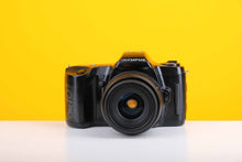 Load image into Gallery viewer, Olympus OM101 35mm SLR Film Camera with 35-70mm f3.5-4.5