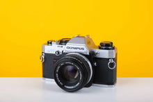 Load image into Gallery viewer, Olympus OM10 35mm Film Camera Set