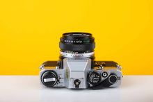 Load image into Gallery viewer, Olympus OM10 35mm Film Camera Set