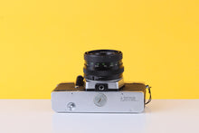 Load image into Gallery viewer, Praktica Super TL1000 with Pentacon 50mm f/1.8 Prime Lens