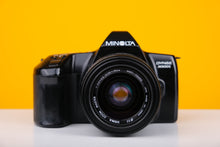 Load image into Gallery viewer, Minolta Dynax 3000i 35mm Film SLR Camera with Sigma Zoom Master 35-70mm f3.5-4.5 Lens

