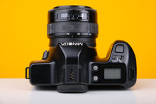 Load image into Gallery viewer, Minolta Dynax 3000i 35mm Film SLR Camera with Sigma Zoom Master 35-70mm f3.5-4.5 Lens