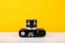 Load image into Gallery viewer, Olympus Trip 35 35mm Film Camera with Zuiko 40mm f2.8 Lens in Black
