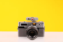 Load image into Gallery viewer, Voigtlander 93/184 Shoe Mount Rangefinder Attachment
