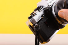 Load image into Gallery viewer, Olympus OM10 35mm Film SLR Camera with Olympus E.Zuiko Auto-T 135mm f/3.5 Lens
