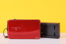 Load image into Gallery viewer, Fujifilm FinePix Z900EXR Compact Digital Camera
