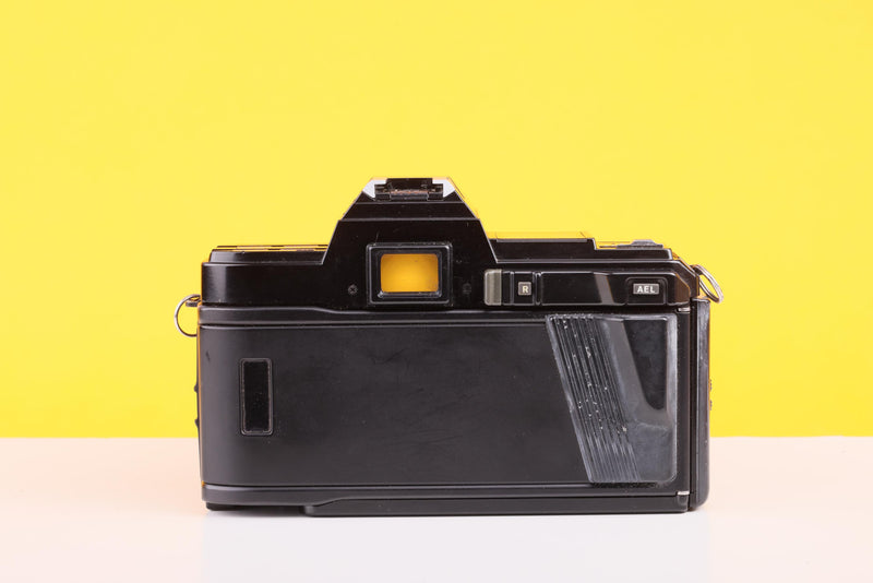 Minolta 7000 AF 35mm Film SLR Camera with Minolta AF 35–70mm f/4 Macro Zoom Lens
