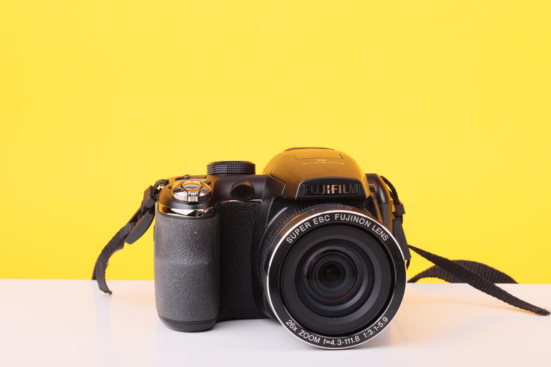 Fujifilm FinePix S4300 Digital Bridge Camera – 14MP CCD – 26x Optical Zoom