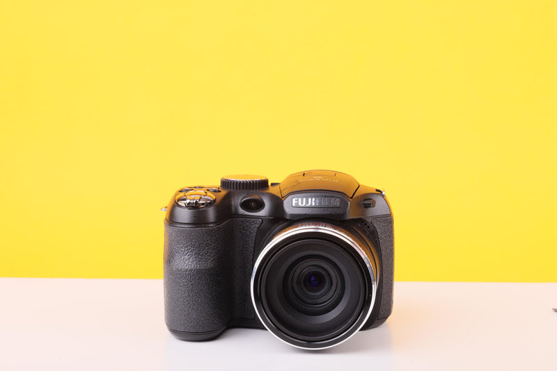 Fujifilm FinePix S1800 Digital Bridge Camera – 12MP CCD – 18x Optical Zoom