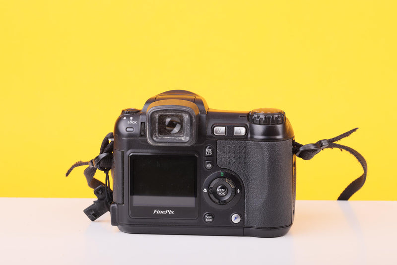 Fujifilm FinePix S5600 Digital Bridge Camera