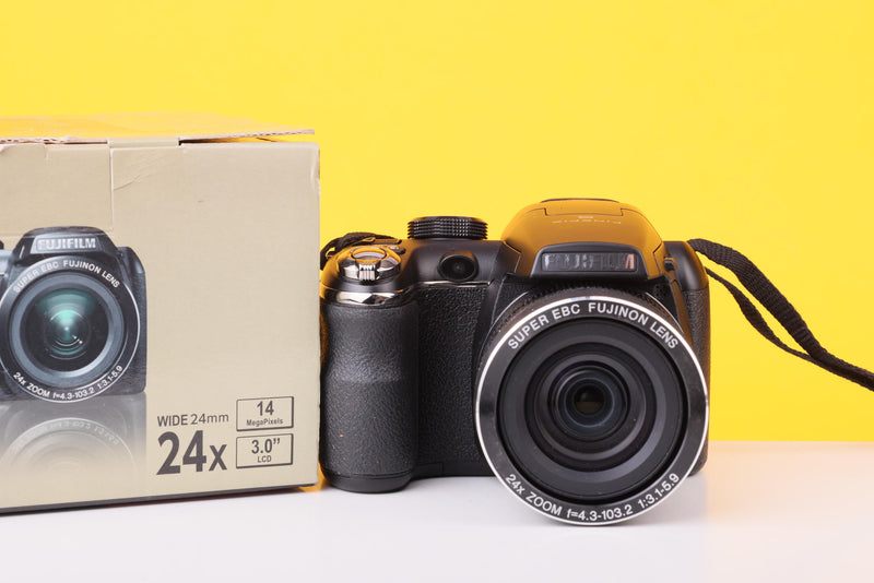 Fujifilm FinePix S4200 Digital Bridge Camera – 14MP CCD – 24x Optical Zoom
