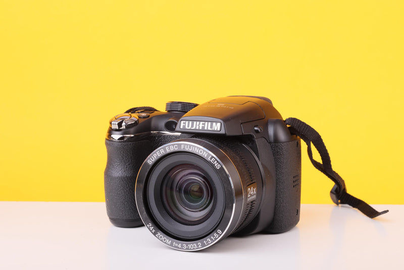 Fujifilm FinePix S4200 Digital Bridge Camera – 14MP CCD – 24x Optical Zoom