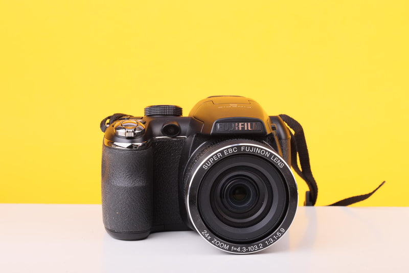 Fujifilm FinePix S4200 Digital Bridge Camera – 14MP CCD – 24x Optical Zoom