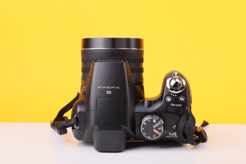 Fujifilm FinePix S4200 Digital Bridge Camera – 14MP CCD – 24x Optical Zoom
