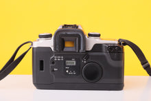 Load image into Gallery viewer, Canon EOS 50E 35mm Film SLR Camera with Canon EF 28–80mm f/3.5–5.6 II Lens
