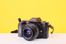 Load image into Gallery viewer, Minolta 5000 AF 35mm Film SLR Camera with Sigma 35–70mm Zoom Lens
