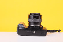 Load image into Gallery viewer, Minolta 5000 AF 35mm Film SLR Camera with Sigma 35–70mm Zoom Lens
