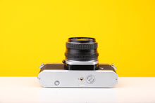 Load image into Gallery viewer, Pentax K1000 35mm Film Camera with SMC Pentax M 28mm f/3.5 Prime Lens
