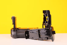 Load image into Gallery viewer, Meike Multi-Power Battery Pack for Canon 60D
