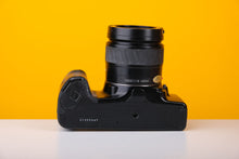 Load image into Gallery viewer, Minolta Dynax 3000i 35mm Film Camera with Minolta 35mm- 80mm f/4 - 5.6 Zoom Lens
