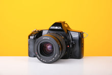 Load image into Gallery viewer, Minolta Dynax 3000i 35mm Film Camera with Minolta 35mm- 80mm f/4 - 5.6 Zoom Lens
