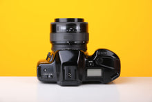 Load image into Gallery viewer, Minolta Dynax SPxi 35mm Film Camera with Sigma 33 - 70mm f/3.5-4.5 Zoom Lens
