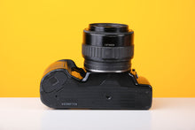 Load image into Gallery viewer, Minolta Dynax SPxi 35mm Film Camera with Sigma 33 - 70mm f/3.5-4.5 Zoom Lens
