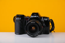 Load image into Gallery viewer, Minolta Dynax 7000i 35mm Film Camera with Minolta Zoom Lens 35-80mm f/4
