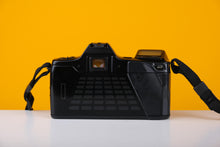 Load image into Gallery viewer, Minolta Dynax 7000i 35mm Film Camera with Minolta Zoom Lens 35-80mm f/4
