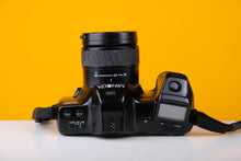 Load image into Gallery viewer, Minolta Dynax 7000i 35mm Film Camera with Minolta Zoom Lens 35-80mm f/4

