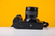 Load image into Gallery viewer, Minolta Dynax 7000i 35mm Film Camera with Minolta Zoom Lens 35-80mm f/4
