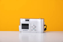 Load image into Gallery viewer, Olympus Brio Camedia D-230 Digital Camera
