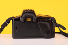 Load image into Gallery viewer, Minolta Dynax 5xi 35mm SLR Film Camera with Sigma AF 35-70mm f4- 5.6 Zoom Lens
