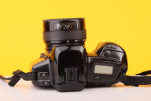 Load image into Gallery viewer, Minolta Dynax 5xi 35mm SLR Film Camera with Sigma AF 35-70mm f4- 5.6 Zoom Lens
