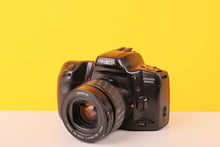 Load image into Gallery viewer, Minolta Dynax 500si 35mm Film Camera with 35-80mm Lens
