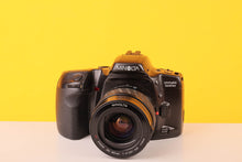 Load image into Gallery viewer, Minolta Dynax 500si 35mm Film Camera with 35-80mm Lens

