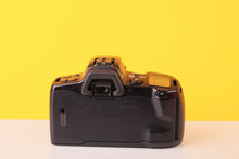 Load image into Gallery viewer, Minolta Dynax 500si 35mm Film Camera with 35-80mm Lens
