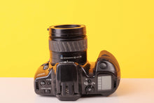 Load image into Gallery viewer, Minolta Dynax 500si 35mm Film Camera with 35-80mm Lens
