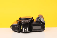 Load image into Gallery viewer, Canon EOS 650 35mm SLR Film Camera Body

