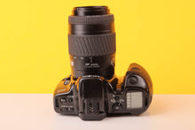 Load image into Gallery viewer, Minolta Dynax 500si 35mm Film Camera with Minolta Zoom 70-210mm Lens
