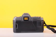 Load image into Gallery viewer, Pentax P30 35mm SLR Film Camera with Pentax-A 28–80mm f/3.5–4.5 Zoom Lens
