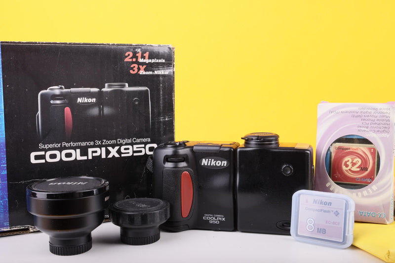 Nikon Coolpix 950 Digital Camera with Accessories & CompactFlash Cards